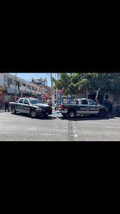 Muere motociclista tras ser atropellado por una ambulancia en avenida Javier Mina al cruce con la calle Abascal y Souza en dirección a San Juan de Dios en Guadalajara. Según testigos la ambulancia privada circulaba con códigos sonoros pero no alcanzó a frenar ni esquivar al joven. 📰 Armando Parra #RadioramadeOccidente | DK 1250AM