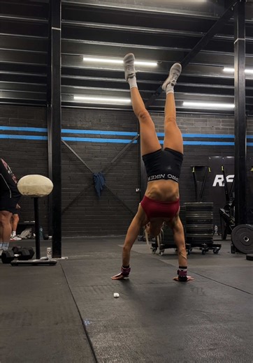 “Fake pull ups” & walking upside down 🙂‍↔️ #crossfit #gymnastics #pullups #handstand #handstandwalk