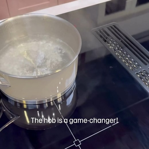 Introducing the Lamona Induction Hob with Extractor - the space-saving kitchen essential you've been waiting for! 🍳 💨 Built-in downdraft extractor 🔗 Bridging technology ☝️ Touch control 👨‍🍳 4 cooking zones 🔒 Child lock Learn more: hwdn.uk/LamonaHobsWithExtractor | Howdens