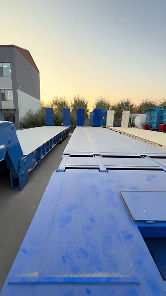 Hydraulic Folding Gooseneck Lowboy Semi-Trailer Model for Middle East export: Hydraulic Folding Gooseneck Lowboy Semi-Trailer, featuring a rear 5-axle configuration, with front 3 axles equipped with leaf spring axles, rear 2 axles with liftable air suspension, and a folding hydraulic ramp installed at the rear end. We customize export models with different configurations according to customers' transportation needs and the transportation laws and regulations of different countries! #MiddleEastEx