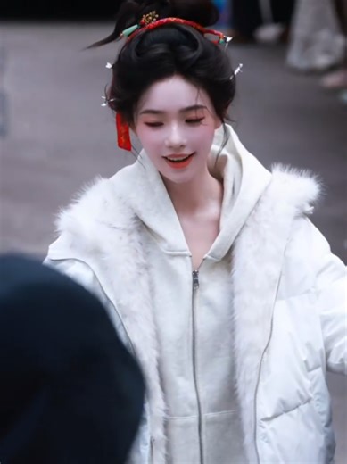 归鸾：Lin Yun与Zhang Linghe的白衣情侣时刻