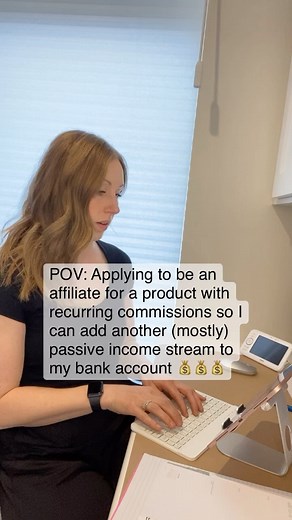 But what is recurring commissions when it comes to affiliate marketing??🤔🤔 ✨ A recurring commission affiliate program means you keep on receiving commissions for as long as your referral is a customer (ie. monthly subscriptions)✨ Sounds pretty nice right?? If you want to learn how to do it, then make sure to FOLLOW⬇️ @mollytheaffiliatemama And head on over to the 🔗 in my bio for my 🆓 beginners guide to affiliate marketing‼️ #affiliatemarketingforbeginners #makemoneyfromanywhere #workfromhome