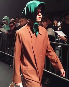 27K views · 685 reactions | 톱 모델에서 디자이너로 자리매김한 1987년생 김원중의 87MM 컬렉션! 그의 87MM 짝궁인 모델 박지운의 부재 속에 치뤄진 이번 쇼에서 돋보엿던 클래식한 코트와 스카프 룩! #87MM #팔칠엠엠 #Wkorea #Seoul #Fashion #Week #sfw #17ss #서울패션위크 #김원중 #editor_jy | W Korea | Facebook