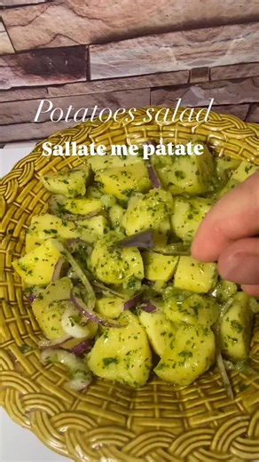 Cook Likeme on Instagram: "Sallate me patate te zjera e pergatitur me vaj ulliri,majdanoz,limon i fresket,kripe,qepe dhe kush deshiron piper i zi. #potatoessalad #sallatemepatate #cooklikeme"