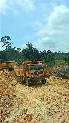 Excavator Dan Dump Truck Loading Tanah #shorts