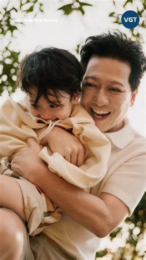 Quý tử Trường Giang nhập viện nam danh hài suy sụp Trường Giang khiến khán giả lo lắng khi báo tin con trai Hope phải nhập viện phẫu thuật. Nam nghệ sĩ xúc động thừa nhận anh “gục ngã” lúc đưa con vào phòng mổ, chỉ mong có thể gánh thay nỗi đau cho bé. Trường Giang khiến người hâm mộ không khỏi thấp thỏm khi bất ngờ chia sẻ thông tin con trai phải nhập viện để phẫu thuật. Trên trang cá nhân, nam danh hài cho biết quý tử Hope đột ngột đổ bệnh và cần can thiệp y tế. Dòng trạng thái ngắn gọn nhưng 