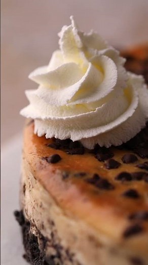 The best Chocolate Chip Cheesecake Recipe - Recipe link in description