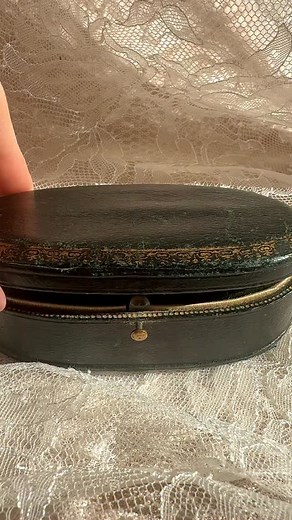 Which one is your fav? 💫 • Antique diamonds actually do sparkle better✨ They’re known for their fire 🔥 which are those rainbow sparks that light up the room. They’re hand-cut faceting plays with light in the most beautiful way 🌈💎 | Andria Barboné Jewelry