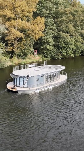 🌊 Aluminum Catamaran Houseboat – A New Standard in Floating Homes This drone shot showcases the essence of our Aluminum Catamaran Houseboats: modern design, long-term durability, and the freedom to live life from a completely different angle. Developed in partnership with Nautilus Hausboote, these floating homes merge premium comfort with robust engineering, allowing you to enjoy European waterways with confidence year-round. Crafted with aluminum catamaran floats, our houseboats remain stable 