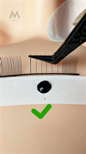 👁️ Always getting too much glue on your eyelashes? Try these two tricks!✨