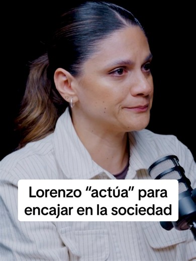 El diagnóstico de su hijo no solo les dio respuestas sobre Lorenzo. También les ayudó a entender a Esteban. Fiorella Giordani cuenta cómo descubrió que durante años su esposo había hecho masking: un mecanismo mediante el cual muchas personas neurodivergentes aprenden a imitar comportamientos para encajar socialmente. 🎙️ Episodio completo en Spotify, YouTube, Amazon Music, Apple Podcasts y Facebook. #neurodivergencia #autismo #HistoriasDeVida #SaludMental #mujeresqueinspiran💪🏼 #podcastclips #v