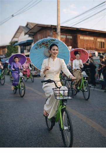 Discover the timeless charm of Lanna culture at Bo Sang Umbrella & San Kamphaeng Handicrafts Festival 2026. A celebration that brings together Chiang Mai’s rich heritage, artistry, and local craftsmanship in one unforgettable experience. 📅16 – 18 January 2026 📍Bo Sang Village, Ton Pao Subdistrict, San Kamphaeng, Chiang Mai Festival Highlights • The iconic Bo Sang Umbrella Queen Parade, featuring traditional Lanna ladies riding bicycles, a signature of San Kamphaeng culture • The Umbrella Stree