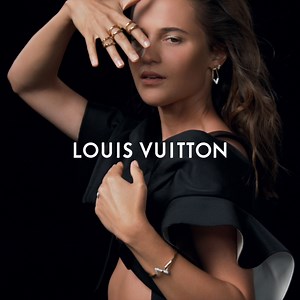Louis Vuitton presenta LV Volt, la Collezione di gioielli dalle linee grafiche che rende omaggio alle iconiche iniziali L e V. Scopri la nuova campagna con Alicia Vikander e Jin Chen. | Louis Vuitton