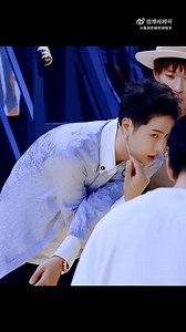 6.7K views · 1.6K reactions | Yibo y su estrategia. Planifica la acción, comparte con sus compañeros, y la ejecuta. El resultado: la victoria. Por cierto, curioso trío el de este juego. Trío ganador: Yibo, David y Keven. Geniales! Deseando verles pronto en acción. https://video.weibo.com/show?fid=1034:4783884941066334 #mtjj34 | Las Manos de Yibo | Facebook