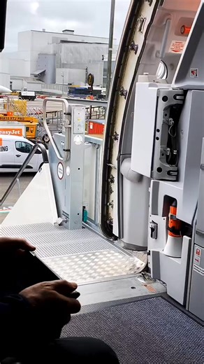 Winds that strong in @gla_airport the steps and plane was getting pushed about @easyjet @easyjet_ch_fanpage Credit by @chrisaviationbelfast | Aviation Gallery