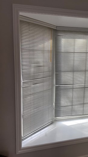 Bay-Window Transformation 👌🏼 #interiordesign #tiktok #video #windowdressing #rollerblinds #home #windowcoverings #cordless #influencer #modern #beforeandafter #transformation #tik_tok #familyroom #familyroomdecor www.FTDecor.com