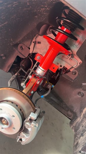 Unser Dacia Duster – jetzt auf dem nächsten Level 🔧🔥 Ausgestattet mit einem KONI Fahrwerk, das extra für uns entwickelt wurde, kombiniert mit H&R Federn für die perfekte Balance aus Performance und Alltagstauglichkeit. Mehr Kontrolle, besseres Handling und ein Look, der überzeugt – auf der Straße und abseits davon. Link zum Shop und Youtube Kanal in der in der Bio... ———————————————— 🛒 Taubenreuther.com ✉️ info@taubenreuther.de Tel.: 49 (0)9221-9562-0 ———————————————— Ihr habt Teile von Taube