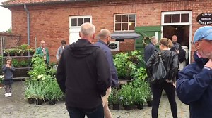 Lørdag åbnede Torvehal Bornholm i det gamle Rønne Slagtehus. Her kan du købe lækre, bornholmsk producerede fødevarer og andet godt. Der er også café og vinbar. Torvehallen har åbent onsdag til søndag fra kl. 11-20, hele sommeren igennem (standene lukker dog kl. 17). | Destination Bornholm