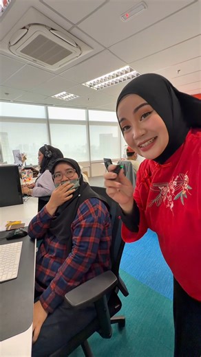 Shopee Malaysia (Shopee Mobile Malaysia Sdn. Bhd.) on Instagram: "Let’s test our Shopee colleagues, do they know or not? 👀 Don’t forget to shop on Shopee, guys. Confirm way cheaper! #ShopeeMY #ShopeeMYCNYSale #ShopeeLagiMurah #ShopeeLagiCepat"