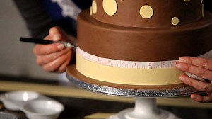 How to Do a Stripe Design on a Wedding Cake