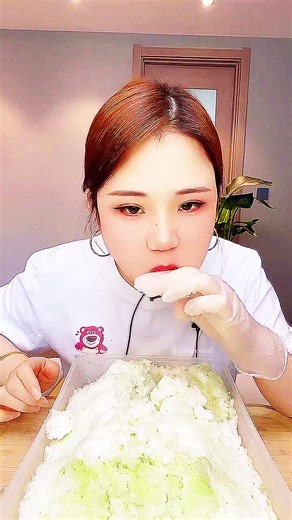 Satisfying Ice Eating ASMR Experience