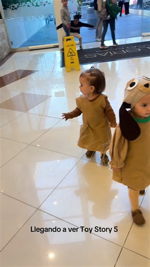 Llegando a ver Toy Story 5 — reacción a Slinky