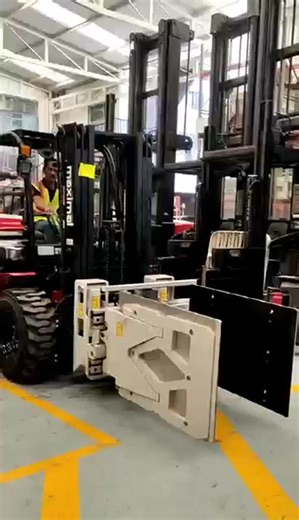 Demo video of tilting carton clamp. This forklift dealer has purchased various types of attachments over a decade' partnership with us. Rich experience makes the driver quite skilled and smooth in… | Qianping Jian
