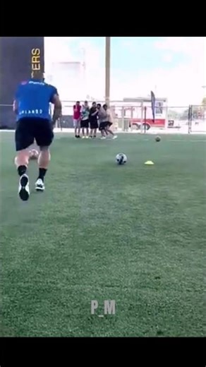 ഇപ്പോ ചത്തേനെ 😂 രോബെറിട്ടോ കാർലോസ് #robertocarlos #carlos #brasil #cr7 #freekick #goal #magic #viral