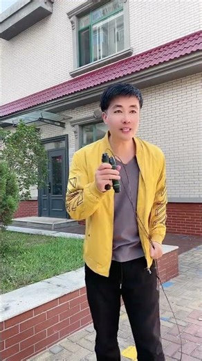 我手里用的负重跳绳，轴承设计PVC包裹的钢丝绳，不飘不打结，亲测好用