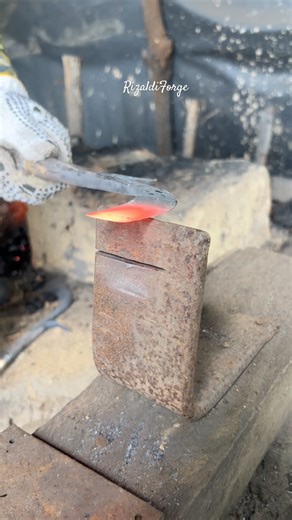 look at this beautiful blacksmith skill in making rubber tapping tools. Truly amazing craftsmanship!