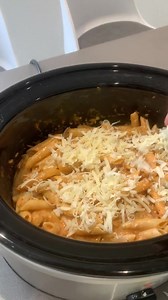 Slow cooker tuna pasta bake #fyp #fypシ゚ #slowcookerrecipe #slowcooker #Recipe #FoodLover #foodtiktok #mealideas #familymeals #pastabake Ingredients Pasta bake jar sauce Milk whole (1 jar) Matures chedder cheese 500g penne pasta Garlic Salt Pepper Tuna High 1 hour 20 mins stir half way add more milk if to thick enjoy! Add cheese to top and put under the grill for 5 mins for a cheesey top ! | Dadthefoodie