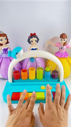 A beautiful piano will play a melody for Disney princesses. #disney #disneystore #toys #elsa