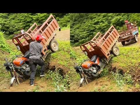 A Tricycle Overturned And Became Deeply Stuck In The Mud; A Kind Passerby Did A Good Deed