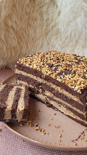 Tamra Kitchen on Instagram‎: "نكملو وصفة قاطو الشكلاطة والبفريوة (البندق) بدون سكر مكرر ❤️ وصفة الgénoise تلقاوها في الفيديو الاول! مكونات الكريمة بالبفريوة: 100غ عجينة البفريوة 400غ جبن ابيض (استعملت mascarpone) 150غ سكر التمر (او اكثر كان تحبها احلى) 100 الى 200مل كريمة سائلة/خفق (حسب قوام عجينة البفريوة وقداش تحط سكر التمر، ابدا ب100مل وزيد بالشوية عند الحاجة) قاناش ganache الشكلاطة: 100غ شكلاطة داكنة 50مل كريمة سائلة و50مل حليب او قهوة باش تبل بيهم طبقات الجينواز. وان شاء الله كل عام وانتم ب