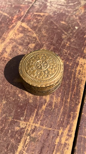 D.K. ARTS & HANDICRAFTS on Instagram: "Old Vintage Antique Brass Unique Shape Design Fine Engraved Embossed Work Beautiful Kumkum Box . . Size: 1 x 1.6 x 1.6 Inch Approx. . Best for Collectors And Home Decor . Contact :- 8946866094 . Address:- Opposite Aiims 6th Road, Behind Krishna Dharamkata , Plot No.3 , Jodhpur 342005 Rajasthan India #vintage #birds #statue #painted #retro"