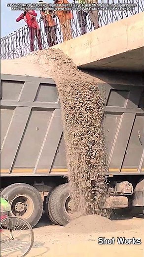 교량 상부에서 덤프트럭 적재함으로 자갈을 효율적으로 하강 적치하는 방법 #worker #process #truck #gravel #engineering
