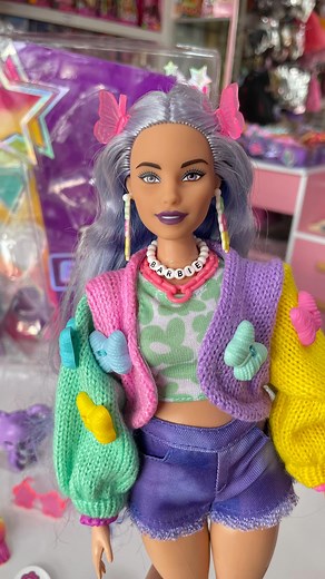 Barbie extra #20 ¡Todo me encantó ! El suéter y las botas son lo más cool 💕✨#barbie #barbieextra #barbieextra20 #barbiemtm | El mundo de las muñecas