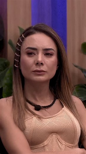 Johanna abandonó La casa de los famosos Colombia por orden del Jefe, quien tomó la decisión de expulsarla tras analizar lo sucedido en el posicionamiento. La actriz expresó que se dejó llevar por el juego. #lacasadelosfamososcol3 | Canal RCN