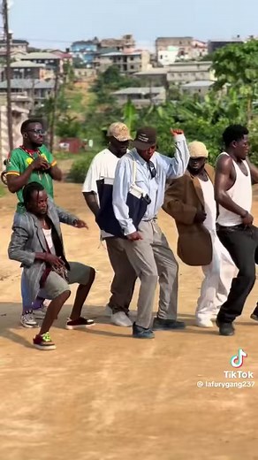 ⚫️⚪️🟡La Zone…Tik Dengue et La Furygang 237 en pleine démonstration danse d’un son mbolé de Petit Virus Officiel 😅 | Zone2Hits