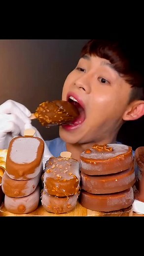 Chocolate ice cream, chocolate pudding, roasted marshmallows #icecream #lovelymukbang #asmrfood #tiktokfood #food #mukbang #eatingshow #koreanfood