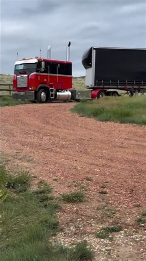 Nothing beats the classic look of a Freightliner Cabover | Vintage red & black pulling up in style!🔥