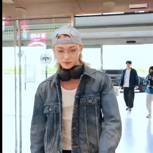 👤: We should go together again later. 🐥: Oh, thank you for coming all the way here.As you can see, he had no problem dodging that question. This is for ppl who say that he accepts being called princess, girlfriend, wife, belle, babygirl, because he's too polite to refuse. He is a polite sweet baby, but he is very capable of refusing what he doesn't want/like.Anyway, kudos to the dispatch noona for trying, she's my hero.