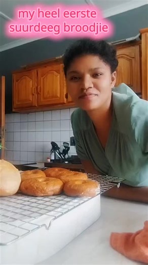 my first sourdough bread experience 🤭😁🤗#caketok #cakevideo #buttercream #bakersoftiktok #trendingvideo #bakers #cakeboss #smallbusiness #sourdoughbread