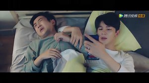 He wants to sleep with her for the night, but turned out... 李赫想借保护的名义晚上和美女班长一起睡！结果。。。 (Please Classmate) EP17 | #拜托了班长 #PleaseClassmate 📝Enjoy Please Classmate on WeTV👉http://bit.ly/2rQrxf2 📝Also enjoy it on YouTube👉https://bit.ly/3efPBfF | WeTV