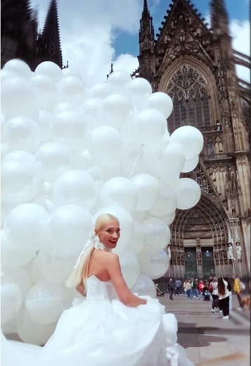 250 riesige Glas-Bubble-Ballons am Kölner Dom – Luftballon Challenge