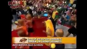 E o dia que as meninas do grupo Banana Split foram se apresentar no Pânico, e ao invés de passar a música delas eles colocaram uma música clássica de fundo como sendo aquele o som delas kkkkkkkkkkkkkkk Eu sei que o Pânico era bem besteirol, mas a sacada dessa piada não perde em nada pros melhores momentos do Monthy Python | A todo momento um fato impressionante na timeline