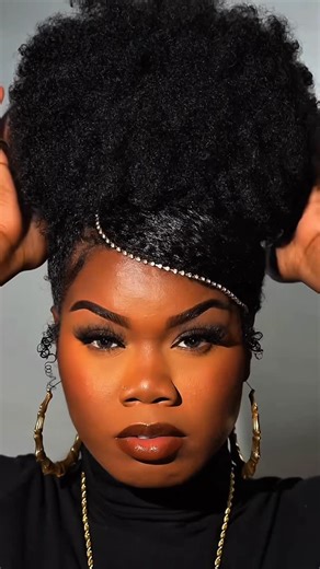 Natural hair | Austin Texas Creator on Instagram: "Here’s a cute holiday look you can do! High puff + swoop bang… then add some jewelry for that extra pop 🥰😘❤️ Save this for later!"