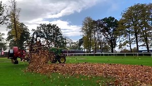 It’s that time of the year again! 🍂 During Autumn, our Grounds team leaf blow every lawn twice a week to keep our racecourse looking its very best 🚜💨🍂 | Hamilton Park Racecourse