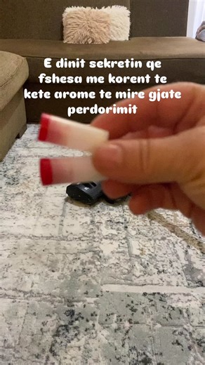 Po ju e dinit qe vetem me 2 vanilje pluhur 😍fshesa me korent mban arome te mire gjate perdorimit. Kur vendosim qesen e paster tek fshesa hedhim 2 vanilje dhe fshesa do kete arome te kendeshme sa here qe e perdorim.