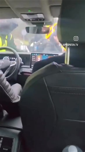 Was wir von der HEIMAT seit Jahrzehnten durchstehen müssen, erleben seit einigen Jahren auch Mitglieder und Anhänger der AfD. Es wäre jetzt der richtige Zeitpunkt des BRD-System ein Zeichen gegen den linken Terror zu setzen. Was jeder aufrechte Patriot weiß: Sie möchten das gar nicht, da bürgerliche Linke, NGOs und Antifa-Terroristen viel zu eng untereinander verstrickt sind. CDU/Freie Wähler/FDP dulden das nicht nur, sie unterstützen über parlamentarische Beschlüsse und fördern das finanziell m